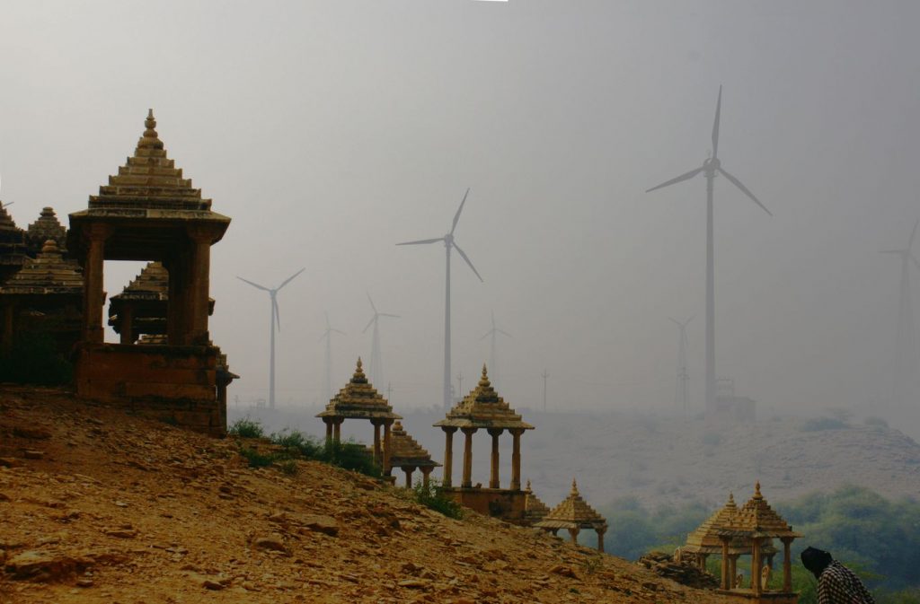 Les cénotaphes des Maharawal de la nécropole de Bada Bagh sont à côté de Jaisalmer. Derrières ces mausolées anciens se dressent des éoliennes dans la brume.