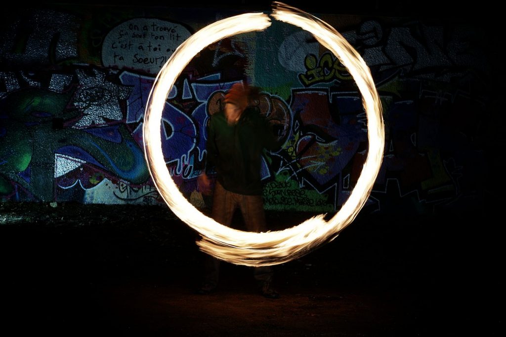 Lors de la session feu au square rue Philippe de Lasalle à Lyon, Léonard fait de la jonglerie au météore de feu et fait un cercle presque parfait.