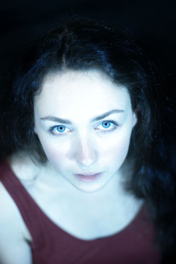 Portrait high-key d'Iris dans mon studio improvisé de Caluire-et-Cuire. La lumière forte fait ressortir la pâleur de sa peau et l'éclat de ses yeux bleus.