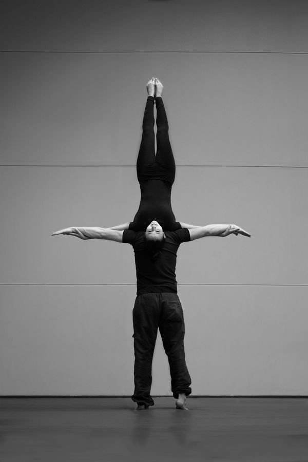 Iona et Jonas font du porté acrobatique au gymnase d'Overground Circus. Pour cette image en noir et blanc, les AcroGones présentent un nuque à nuque.