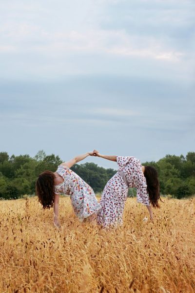 Deux robes à fleurs dans un champ de blé